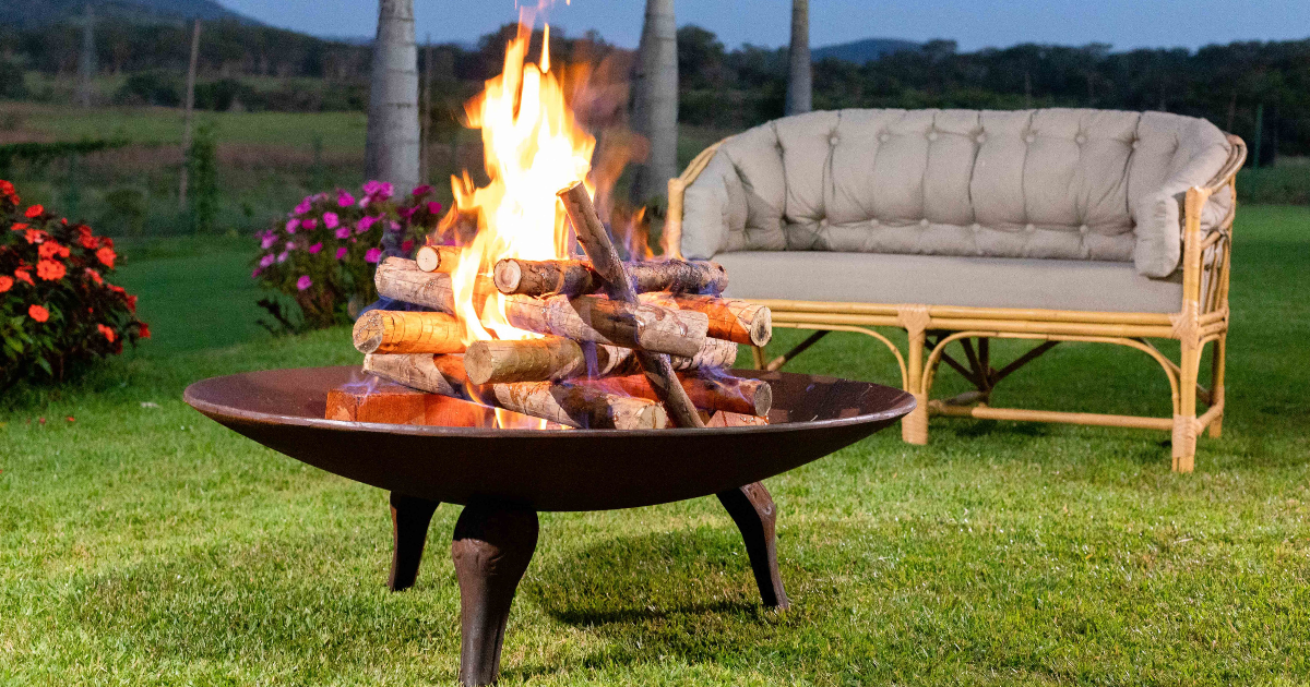 Transforme seu jardim no inverno com uma lareira de ferro fundido