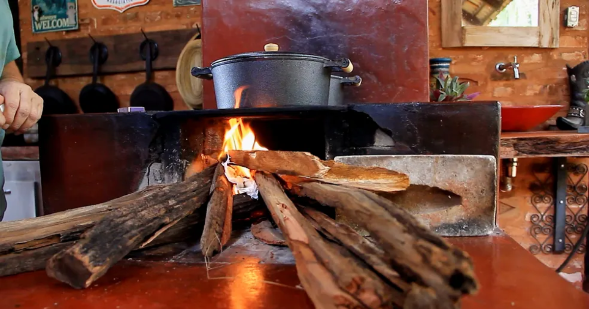 Como fazer fogão a lenha e adaptar sua cozinha para o uso diário
